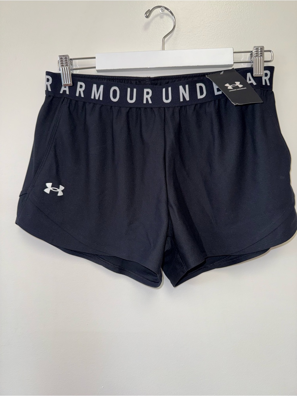 NWT Under Armour (M) Brand New Black Loose Shorts with Logo Waistband & Pockets